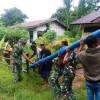 Satgas Pamtas Yonif 125/SMB Gotong Royong Pasang Tiang Listrik
